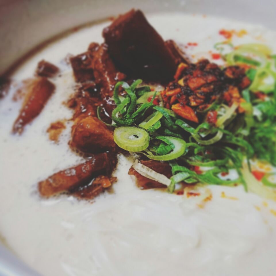 ヘルシ〜に、豆乳担々麺。豆乳と麺つゆのコラボ✨食べるラ〜油と角煮も添えて✨